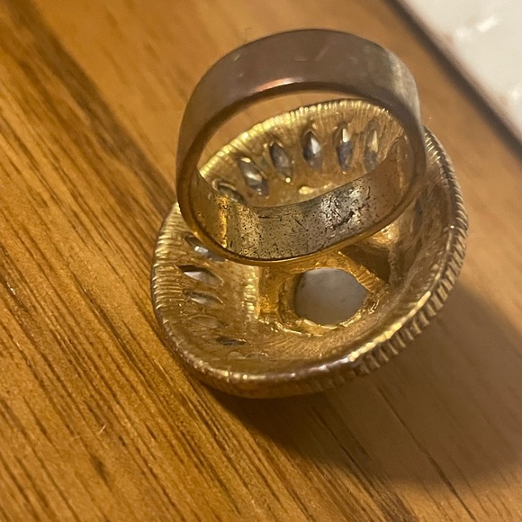 Blue cocktail ring with gold color detailing - Picture 3 of 6